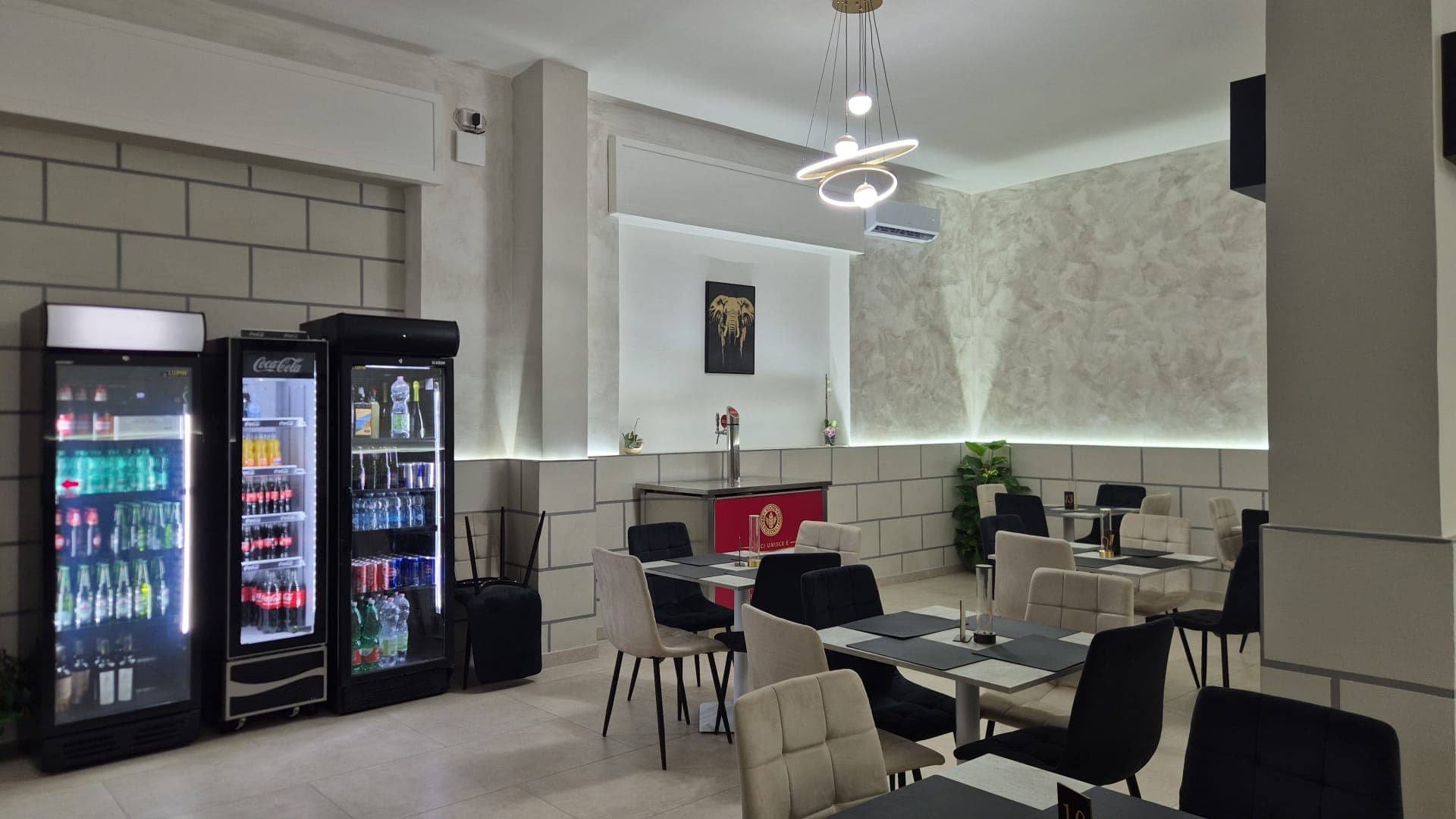 Sala della Pizzeria 16.10 con tavoli e illuminazione moderna