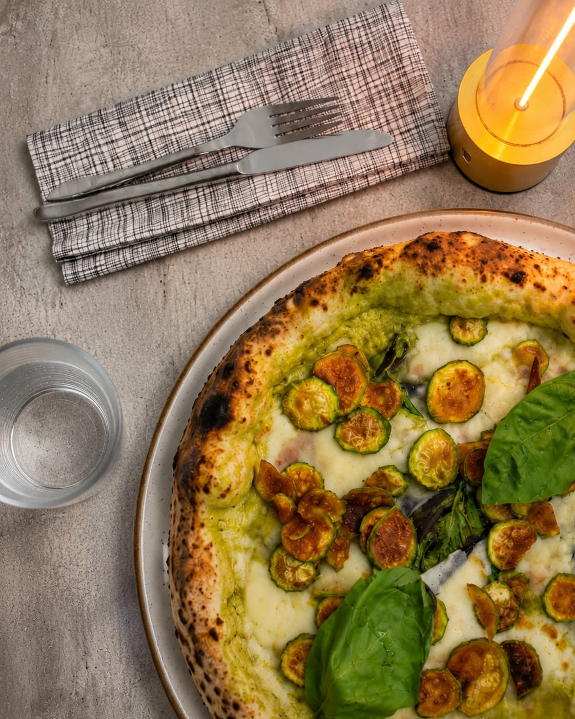 Pizza con zucchine e basilico vista dall’alto