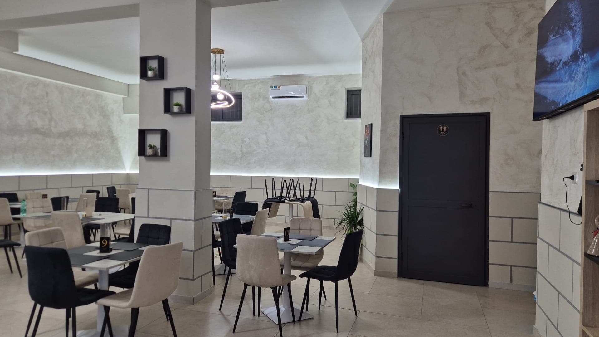 Vista ampia della sala